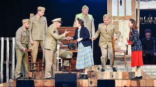 Szenenbild aus dem Musical bei der Buga: Erna Raad alias Jo Fleming, gespielt von Jeannette Friedrich (mitte), tritt in einem Club der Amerikaner auf.