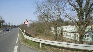 Unser Bild vom Donnerstag zeigt die Unterkunft (r.) in der Wildbahn sowie die nahe Landesstraße 3110, auf der sich der Unfall ereignete.