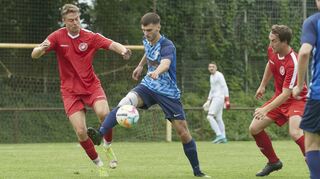Szene aus dem Hinspiel: FVB-Spieler Eron Alila (Mitte) versucht sich gegen die Rohrheimer Julian Schulz (li.) und Maximilian Menier durchzusetzen.