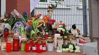 Ein Ort der Trauer: die Kita „Haus des Kindes“ in Limburgerhof. Nach dem Unglück hatten zahlreiche Menschen Kerzen und Blumen am Eingang abgelegt.