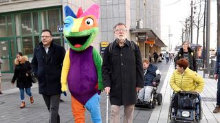 Auf Tour in der Innenstadt: Volker Proffen (v.l.), Chamäleon, Karlheinz Schneider, Bastian Wurbs, Elke Campioni und Ursula Frenz.
