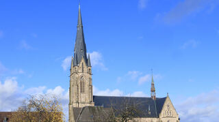 Zum Bau der Ludwigskirche hat der König mit einer stattlichen Summe beigetragen. Rechts oben das Denkmal für den König, unten der Bahnhof.
