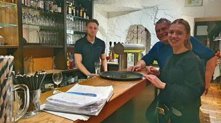Jo Martin (Mitte) mit seinem Team beim Kneipenabend an der Theke im Uhland in der Neckarstadt-Ost.