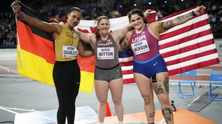 Yemisi Ogunleye (v.l.) mit der Weltmeisterin Sarah Mitton aus Kanada und der Bronzemedaillengewinnerin Chase Jackson aus den USA.