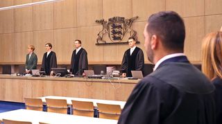 Das Mannheimer Schwurgericht hat am Freitag einen Polizisten zu einer Geldstrafe verurteilt, seinen Kollegen sprach es frei.