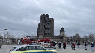 Ein Hubschrauber ist am Freitag auf dem Alten Meßplatz gelandet.