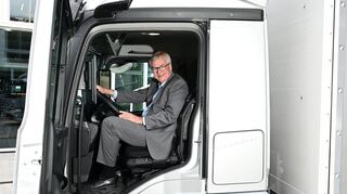 Daimler-Truck-Chef Martin Daum in einem eActros vor der Firmenzentrale in Leinfelden-Echterdingen.