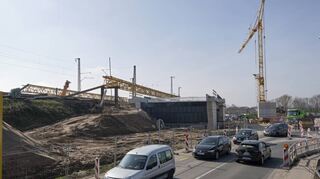 Diese Bahnbrücke in Worms wird am 11. März um 20 Meter nach Süden verschoben. Dies soll nur drei Stunden dauern.
