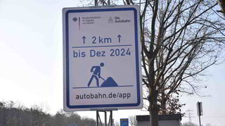Ein Schild auf der B 39 weist auf die Baustelle hin