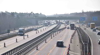 Auf der Autobahn wurden die Fahrbahnen wegen der Baustelle leicht verschwenkt