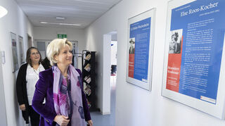 Historische weibliche Persönlichkeiten zieren die Wände in der Kontaktstelle Frau und Beruf: Beate Reichelstein und Ministerin Hoffmeister-Kraut. Die Ministerin sagt: Das sind Vorbilder!