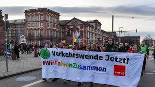 Der Demozug durch die Stadt mit dem Ziel Alter Meßplatz setzt sich am Mannheimer Schloss in Bewegung.