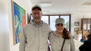 Sean Martin und Katharina Hildebrandt, die Verantwortlichen des Speise-Schlittens in den Räumen von Obdach Heidelberg.
