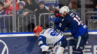 Der Schwenninger Tylor Spink (links) im Duell mit Adler Linden Vey.