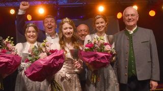 Super-Stimmung bei den neuen Weinhoheiten (v. l.) Maren, Anna und Emélie sowie bei Bürgermeister Oeldorf (hinten v. l.), Winzer-Chef Spieß und seinem Vorgänger Ewald.