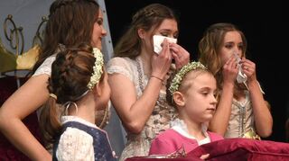 Der einen Freud, ist der anderen Leid: Bei der bisherigen Weinkönigin Miriam (M.) und ihren Prinzessinnen Sophie und Ylva fließen Tränen, als sie die Kronen ablegen.