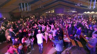 Prächtig illuminiert von Hunderten von Sternspritzern präsentiert sich das proppenvoll besetzte Mathaisemarkt-Festzelt, als die neuen Weinhoheiten ihren Einzug halten.