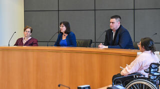 v.l. Monika (Beraterin, Informations-, Beratungs- und Beschwerdestelle für psychisch Kranke und ihre Angehörig Mannheim), Karthrin Thiemke (Mitarbeiterin der Gemeindediakonie Mannheim) und Sebastian Koch (Redakteur, Mannheimer Morgen) bei dem Forum Inklusion und Barrierefreiheit mit dem Themenschwerpunkt Kommunikation in der inklusiven Stadt: Das Reden übereinander miteinander.