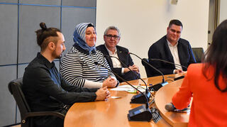 v.l. Philipp Hill (Botschafter und Berater für Inklusion, Heidelberg), Lale Aydin (Migrationsberaterin für erwachsene Zuwander*innen, Duha e.V), Thorsten Riehle (Dezernent für Wirtschaft, Arbeit, Soziales und Kultur, Stadt Mannheim) und Sebastian Koch (Redakteur, Mannheimer Morgen) bei dem Forum Inklusion und Barrierefreiheit mit dem Themenschwerpunkt Kommunikation in der inklusiven Stadt: Das Reden übereinander  miteinander.