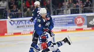 Hielt am Freitagabend zumindest körperlich dagegen. Mannheims Korbinian Holzer gegen Schwenningens Tylor Spink.