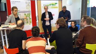 Variante 2 erläutern Angela Lüchtrath (links stehend am Tisch) und Rachel Bentley den Teilnehmenden