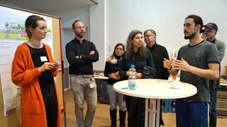 Leonie Meder (links) diskutiert mit den Teilnehmenden über Variante 3/ Teppich.