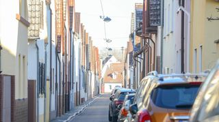 Manches Falschparken bleibt ungestraft - auch wenn ein Radweg zugestellt oder Fußgänger auf die Straße gezwungen werden