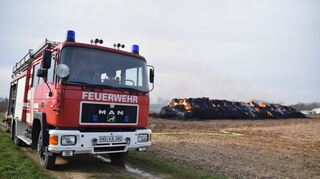Rund 250 Strohballen sind bei Schriesheim am Sonntagmorgen abgebrannt
