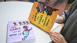Neue Auflagen der Kinderbücher über Jim Knopf liegen im Verlag. Die Kinderbuchklassiker über den Jungen Jim Knopf sollen künftig ohne rassistische Sprache auskommen. In Abstimmung mit dem Erben des Autors Michael Ende seien die Neuausgaben geändert worden, weil einige Passagen aus heutiger Sicht als rassistisch empfunden werden könnten.