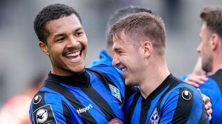 Ihre beste bislang Leistung in Blau-Schwarz: Samuel Abifade (l.) und Martin Kobylanski nach dem Abpfiff.