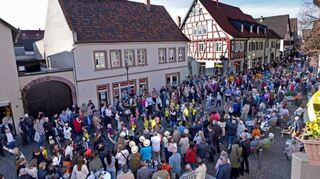Auch vor dem Historischen Rathaus stehen Schaulustige in mehreren Reihen, um den Höhepunkt jedes Mathaisemarktes zu verfolgen.