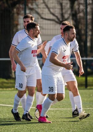 Erleichterung bei den Spielern des FV Biblis, unmittelbar vor dem Halbzeitpfiff ist ihnen im Derby der 1:1-Ausgleich gelungen.
