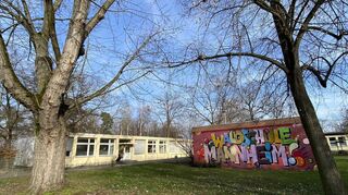 An der Waldschule in der Gartenstadt sind die Tage des C-Baus (links) gezählt. Das marode Gebäude wird abgerissen und durch einen deutlich größeren Klassentrakt ersetzt.