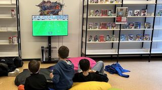 Der neue Gaming-Bereich in der Stadtteilbücherei Herzogenried kommt bei Kindern und Jugendlichen gut an.