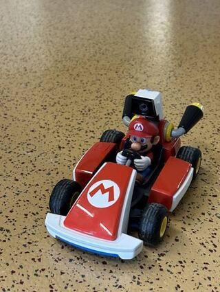 Bei der Eröffnungsfeier durften die Kinder mit einem kleinen „Mariokart“ fahren.