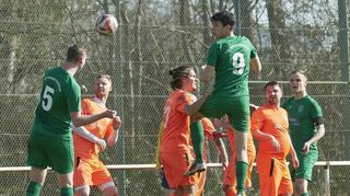„Goldener Treffer“: Viernheims Felix Scheidel (links) erzielt in der 71. Minute per Kopf das siegbringende 1:0 des TSV Amicitia.