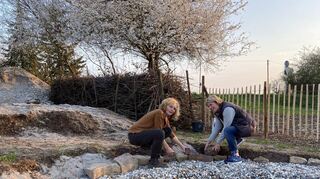 Heike Vetter (l.) und Birgit Jänicke im März 2000 bei Arbeiten an der Einfassung des Teichs im Naturgarten an der Friedrichsfelder Straße in Edingen.