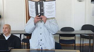 Der verurteilte Doppelmörder Ramazan G. zu Beginn des neuen Prozesses mit seinem Verteidiger, Rechtsanwalt Johann Bugday aus Haßloch.