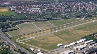 Eine Mammutaufgabe: Für die Sanierung des Asphalts der Landebahn muss der Flugplatz Neuostheim im nächsten Frühjahr komplett geschlossen werden, auch die nördlich der Piste liegende Grasbahn.