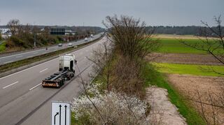 Auf der Freifläche (im Bild rechts) neben der Autobahn A67 bei Einhausen werden oberirdisch keine Schienen verlaufen. Die Bahn-Neubaustrecke Frankfurt-Mannheim verschwindet bereits am Waldrand (im Hintergrund) in einem bergmännisch gebauten Tunnel unter der Erde.