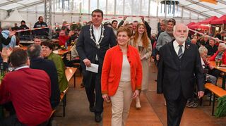Halbvolles Haus im Mathaisemarkt-Festzelt: Höchstens 600 Zuhörer sind dabei, als Nicole Razavi (CDU) bei der traditionellen Mittelstandskundgebung des Bundes der Selbstständigen spricht.