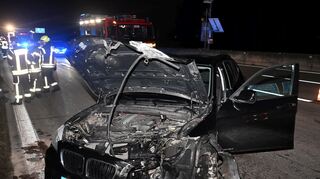 Bei einem Unfall auf der A6 bei Viernheim sind ein Reisebus und ein Auto miteinander kollidert