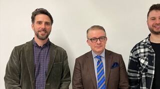 Im „Philosophischen Café“ (v.l.): Ben Steinbrenner, Jona David Pawelczyk-Kissin und Mikhail Aronikov