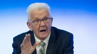 Winfried Kretschmann stellt sich kritischen Fragen bei der Landespressekonferenz in Stuttgart.