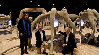 Verena Eisenlohr (v. l.), Markus Haass und Bernhard Siegel vom Vorstand des Förderkreis Kunsthalle in der Installation „Mootherr!!!“.
