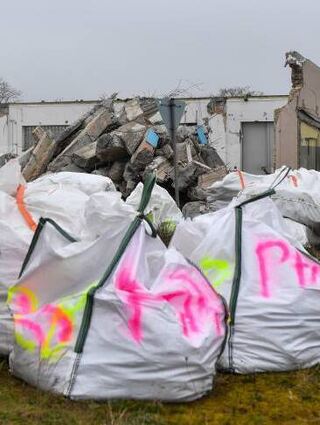 Schadstoffhaltiges Material kommt in riesige dicke Plastiksäcke.