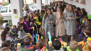 Die Kinder der Strahlenberger Grundschule bilden Spalier für die Ehrengäste, allen voran die Weinhoheiten und Bürgermeister Oeldorf (dahinter Mitte).