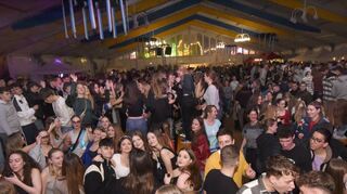 Gute Stimmung bei der 80er, 90er und 2000er Party: Schnell sind viele Besucher auf der Tanzfläche vor dem DJ-Pult.