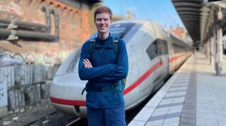 Digitaler Nomade: Der 1,94 Meter große Lasse Stolley hat sich ein sehr genaues Bild vom deutschen Schienennetz machen können, auf dem er nahezu pausenlos seit August 2022 unterwegs ist.