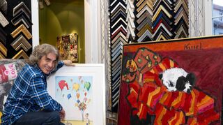 Die Galerie Kulturraum zeigt bis 15. Mai die Ausstellung „Raritäten aus der Schatzkammer“. Hier überlegt Galerist Anton Bronich, wie er die Bilder „Wir heben ab“ von Otto Waalkes und „Schlafende“ von Gernot Kissel arrangieren soll.